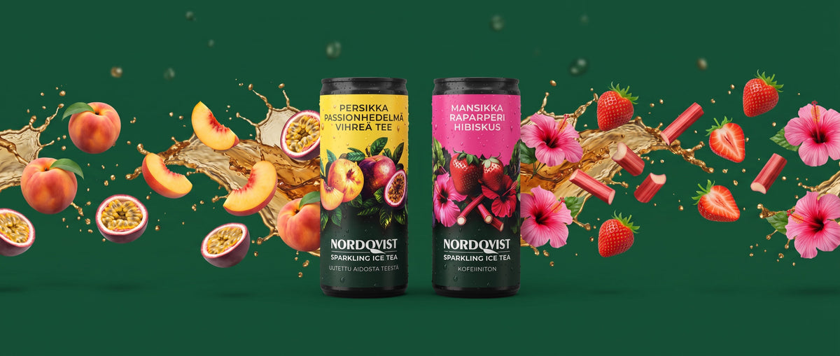 Nordqvist Kupliva Sparkling Ice Tea, Persikka-Passion ja Mansikka-Raparperi, hedelmiä ja roiskeita vihreällä taustalla